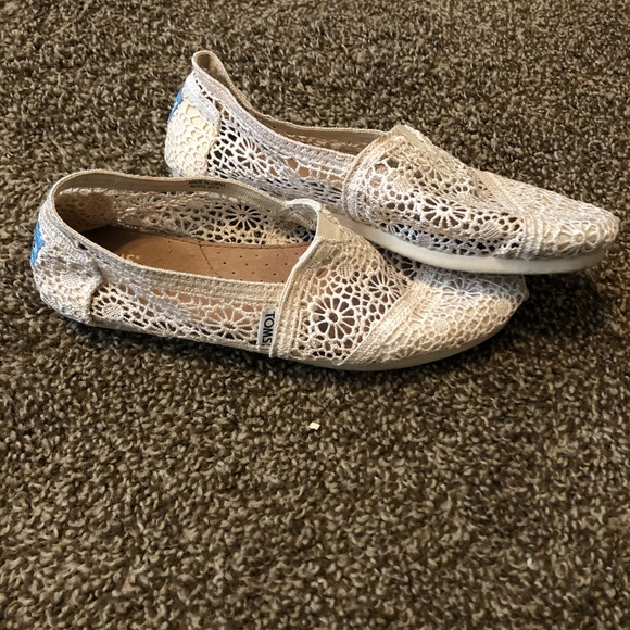 ✨White crochet Toms size W 7.5✨ - Picture 2 of 4